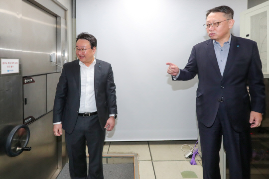 정진완(오른쪽) 우리은행장이 한 지점에 금고의 잠금장치 이상 유무와 관리 상태를 점검하고 있다. [우리은행 제공]